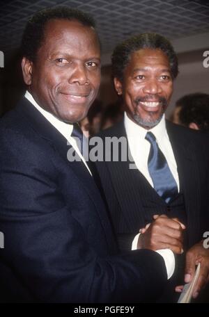 Sidney Poitier und Morgan Freeman 1990 Foto von Adam Schädel/PHOTOlink.net/MediaPunch Stockfoto