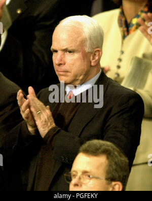 Washington, DC - Januar 28, 2003 -- United States Senator John McCain (Republikaner aus Arizona) applaudiert, als Präsidenten der Vereinigten Staaten George W. Bush seine Rede zur Lage der Union zu einer gemeinsamen Sitzung des Kongresses der Vereinigten Staaten bietet. Credit: Ron Sachs/CNP/MediaPunch Stockfoto