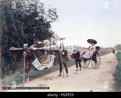 [C. 1890 Japan - Kago und Rikscha auf Country Road] - Gruppe Portrait von einer Frau mit einem Ventilator in einem kago (Sänfte) durch zwei Träger durchgeführt, und einer Frau mit einem Sonnenschirm in einem jinrikisha (Rikscha), und seine Abzieher auf einer Straße in die Landschaft. Die kago Träger tragen Kopf Handtücher, kurze Röcke und Stroh Sandalen. Halten Sie den Atem ikizue (Sticks) ihre Atmung zu regulieren. 19 Vintage albumen Foto. Stockfoto