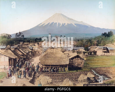 [C. 1890 Japan - Fuji Berg und Dorf] - einen wunderschönen Blick auf einen schneebedeckten Berg Fuji, wie aus dem kleinen Dorf Izumi in der Präfektur Shizuoka. 19 Vintage albumen Foto. Stockfoto