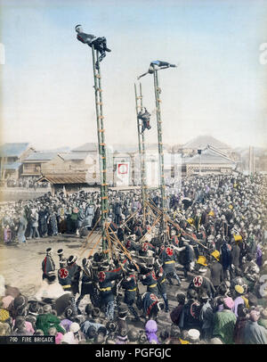 [C. 1890 Japan - Japanische Feuerwehrmänner] - Feuerwehrmänner in happi Mäntel durchführen akrobatischen Stunts auf Bambus Leitern bei Yoshidabashi in Yokohama. Die Leiter Stunts waren die wichtigsten Ereignis der Japanischen ins neue Jahr feiern. Die Demonstrationen, die sogenannten Dezome-shiki, waren dazu gedacht, die Menschen auf die Gefahren des Feuers zu warnen und die Flexibilität und den Mut der Feuerwehrleute zu demonstrieren. 19 Vintage albumen Foto. Stockfoto