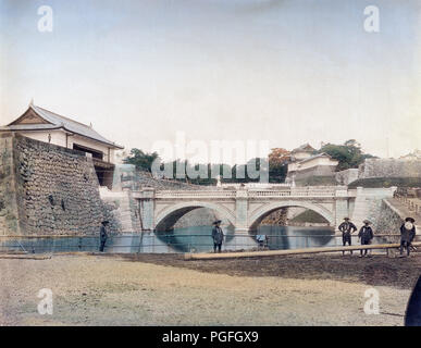 [C. 1890 Japan - Kaiserpalast, Tokyo] Mitarbeiter installieren Strom- oder telefonmasten vor der Nijubashi Brücke an der Kaiserpalast in Tokio, Japan. Ende des 19. Jahrhunderts albumen Foto. 19 Vintage albumen Foto. Stockfoto
