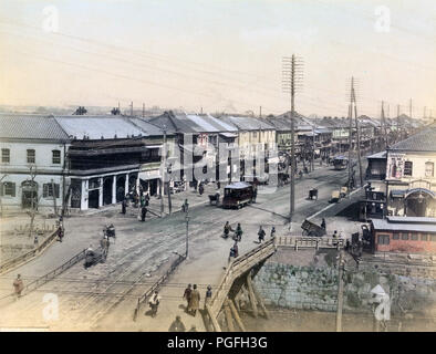 [C. 1880 Japan-Shinbashi, Tokio] - ein Blick auf die Shinbashi (auch Shimbashi) Brücke und Ginza Avenue in Tokio, irgendwann zwischen 1882 und 1899. Die Holzbrücke über den Shiodomegawa (Shiodome Fluss) wurde mit einer eisernen Brücke im April 1899 ersetzt. 19 Vintage albumen Foto. Stockfoto