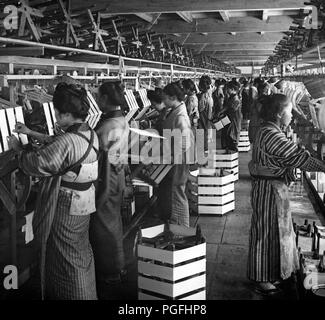 [C. 1900 Japan - Silk Factory] - Reeling silk bei einer seidenfabrik in Nasu, Gunma Präfektur. 20. Jahrhundert vintage Glas schieben. Stockfoto