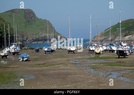 Segeln Boote bei Ebbe in Watermouth Bay Harbour auf der South West Coastal Path, Devon, England, UK. Stockfoto