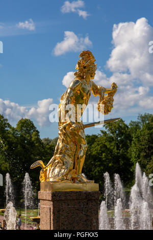 Simson Brunnen im Schloss Peterhof, Sankt Petersburg. Stockfoto