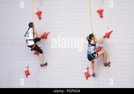 Palembang, Indonesien. 26 Aug, 2018. Akiyo Noguchi (R) von Japan konkurriert, während Frauen kombinierten endgültig vom Sportklettern Ereignis am 18. Asian Games 2018 in Palembang, Indonesien, 26.08.2018. Credit: Cheng Min/Xinhua/Alamy Leben Nachrichten Quelle: Xinhua/Alamy leben Nachrichten Stockfoto