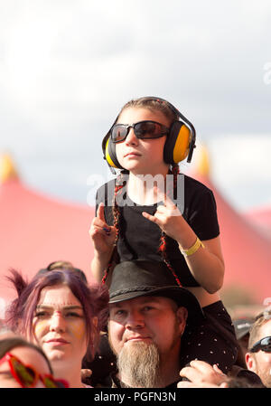 Ein junges Mädchen genießt es, sum41 am zweiten Tag beim Lesefest am 25. august 2018 auf der Hauptbühne aufzuführen Stockfoto