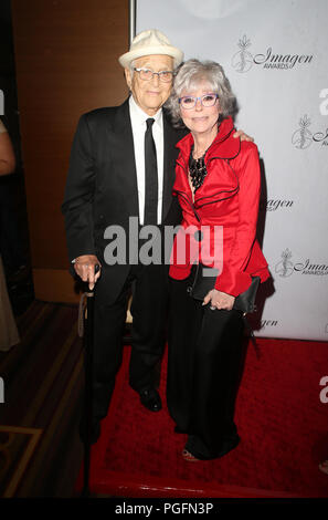 Los Angeles, Ca, USA. 25 Aug, 2018. Norman Lear, Rita Moreno, nimmt an der 33. jährlichen Imagen Awards im JW Marriott Los Angeles In Los Angeles. LIVE am 25. August 2018 in Los Angeles, Kalifornien Quelle: Faye Sadou/Medien Punch/Alamy leben Nachrichten Stockfoto