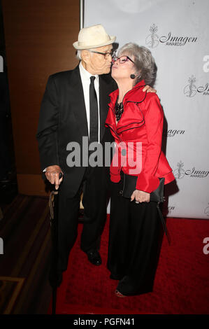 Los Angeles, Ca, USA. 25 Aug, 2018. Norman Lear, Rita Moreno, nimmt an der 33. jährlichen Imagen Awards im JW Marriott Los Angeles In Los Angeles. LIVE am 25. August 2018 in Los Angeles, Kalifornien Quelle: Faye Sadou/Medien Punch/Alamy leben Nachrichten Stockfoto