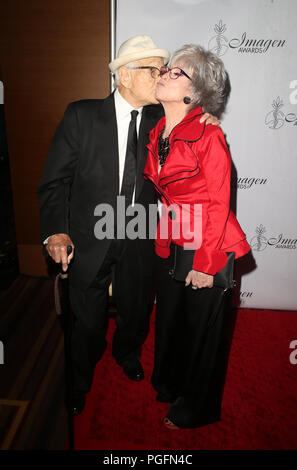 Los Angeles, Ca, USA. 25 Aug, 2018. Norman Lear, Rita Moreno, nimmt an der 33. jährlichen Imagen Awards im JW Marriott Los Angeles In Los Angeles. LIVE am 25. August 2018 in Los Angeles, Kalifornien Quelle: Faye Sadou/Medien Punch/Alamy leben Nachrichten Stockfoto