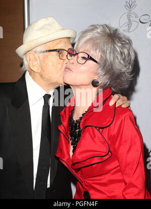 Los Angeles, Ca, USA. 25 Aug, 2018. Norman Lear, Rita Moreno, nimmt an der 33. jährlichen Imagen Awards im JW Marriott Los Angeles In Los Angeles. LIVE am 25. August 2018 in Los Angeles, Kalifornien Quelle: Faye Sadou/Medien Punch/Alamy leben Nachrichten Stockfoto