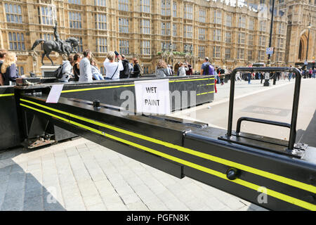 London, Großbritannien. 25. August 2018. Frisch Leitplanke außerhalb des House of Commons, Westminster gemalt. Fahrer des Autos, Salih Khater, 29, von Birmingham hat seither mit Verdacht des versuchten Mordes angeklagt. Penelope Barritt/Alamy leben Nachrichten Stockfoto