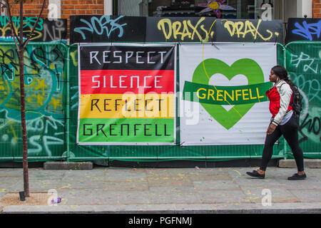 London, Großbritannien. 26 Aug, 2018. Remebering Grenfell in grün - Der Sonntag der Notting Hill Carnival. Die jährliche Veranstaltung auf den Straßen des Royal Borough von Kensington und Chelsea, über den August Bank Holiday Wochenende. Es wird von den Mitgliedern des British West Indian Gemeinschaft geführt und jährlich rund eine Million Menschen jährlich eines der größten Straßenfeste der Welt. Credit: Guy Bell/Alamy leben Nachrichten Stockfoto