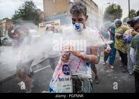 London, Großbritannien. 26. August 2018. Jouvert Parade startet der Notting Hill Carnival 2018 Festlichkeiten mit dem traditionellen 'Dirty' Farbe, Öl und farbigen Pulver zu den Klängen der Afrikanischen Trommeln und Rhythmus bands geworfen wird. Credit: Guy Corbishley/Alamy leben Nachrichten Stockfoto