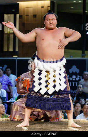 Tokio, Japan. 26 Aug, 2018. Mongolische yokozuna Hakuho führt während eines speziellen Grand Sumo Turnier ''Hakkiyoi KITTE'' auf der Tokyo KITTE kommerziellen Komplex vor dem Bahnhof von Tokio am 26. August 2018, Tokio, in Japan gehalten. Jedes Jahr Sumo Ringer in ein spezielles Turnier vor der Tokyo Station, die Kultur des Sumo Ringen zu fördern. Credit: Rodrigo Reyes Marin/LBA/Alamy Leben Nachrichten Quelle: Lba Co.Ltd./Alamy leben Nachrichten Stockfoto