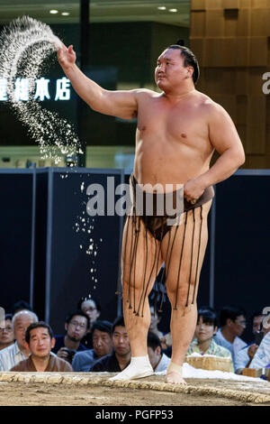 Tokio, Japan. 26 Aug, 2018. Mongolische yokozuna Hakuho beteiligt sich an einem speziellen Grand Sumo Turnier ''Hakkiyoi KITTE'' auf der Tokyo KITTE kommerziellen Komplex vor dem Bahnhof von Tokio am 26. August 2018, Tokio, in Japan gehalten. Jedes Jahr Sumo Ringer in ein spezielles Turnier vor der Tokyo Station, die Kultur des Sumo Ringen zu fördern. Credit: Rodrigo Reyes Marin/LBA/Alamy Leben Nachrichten Quelle: Lba Co.Ltd./Alamy leben Nachrichten Stockfoto