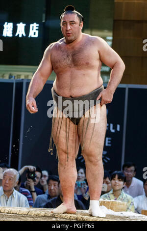Tokio, Japan. 26 Aug, 2018. Sumo-ringer Tochinoshin Tsuyoshi beteiligt sich an einem speziellen Grand Sumo Turnier ''Hakkiyoi KITTE'' auf der Tokyo KITTE kommerziellen Komplex vor dem Bahnhof von Tokio am 26. August 2018, Tokio, in Japan gehalten. Jedes Jahr Sumo Ringer in ein spezielles Turnier vor der Tokyo Station, die Kultur des Sumo Ringen zu fördern. Credit: Rodrigo Reyes Marin/LBA/Alamy Leben Nachrichten Quelle: Lba Co.Ltd./Alamy leben Nachrichten Stockfoto
