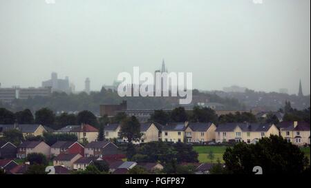 Glasgow, Schottland, Großbritannien. 26 August, 2018. UK Wetter Regen kehrt nach Gestern Sonnenschein und als der Tag dunkelt die Sichtbarkeit fällt und der Stadt verschwindet nur der Umriss markanter Gebäude im West End der Stadt verlassen. Gerard Fähre / alamy Nachrichten Stockfoto