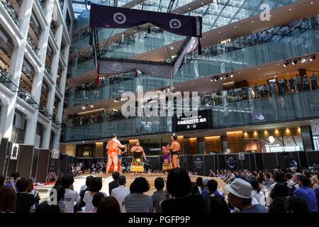 Tokio, Japan. 26 Aug, 2018. Sumo Ringer während einer speziellen Grand Sumo Turnier ''Hakkiyoi KITTE'' auf der Tokyo KITTE kommerziellen Komplex vor dem Bahnhof von Tokio am 26. August 2018, Tokio, in Japan gehalten. Jedes Jahr Sumo Ringer in ein spezielles Turnier vor der Tokyo Station, die Kultur des Sumo Ringen zu fördern. Credit: Rodrigo Reyes Marin/LBA/Alamy Leben Nachrichten Quelle: Lba Co.Ltd./Alamy leben Nachrichten Stockfoto