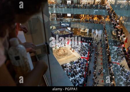 Tokio, Japan. 26 Aug, 2018. Leute schauen auf Sumo Ringer während eines speziellen Grand Sumo Turnier ''Hakkiyoi KITTE'' auf der Tokyo KITTE kommerziellen Komplex vor dem Bahnhof von Tokio am 26. August 2018, Tokio, Japan statt Kämpfen. Jedes Jahr Sumo Ringer in ein spezielles Turnier vor der Tokyo Station, die Kultur des Sumo Ringen zu fördern. Credit: Rodrigo Reyes Marin/LBA/Alamy Leben Nachrichten Quelle: Lba Co.Ltd./Alamy leben Nachrichten Stockfoto