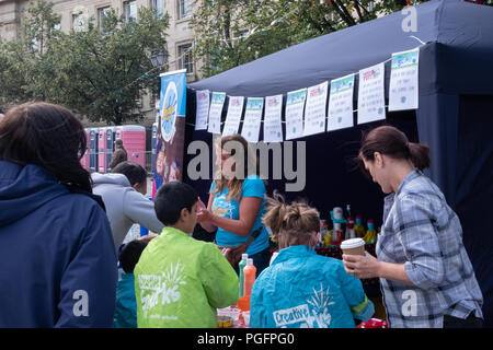 Bolton, Großbritannien. 25. August 2018. Fotos auf der belebten Samstag Nachmittag der drei Tag Essen und Trinken Festival in Bolton, Manchester, die dauert von Freitag, den 24. August bis Montag, den 27. August. Das Festival ist das größte im Nordwesten von England. Credit: Ruaux/Alamy leben Nachrichten Stockfoto