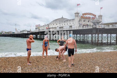 Brighton UK 26. August 2018 - Mitglieder von Brighton Swimming Club genießen Sie ihr tägliches Schwimmen trotz Wind und Regen da schlechtes Wetter fegt über der Südküste heute, aber die Prognose ist für es für August Bank Holiday Montag Foto von Simon Dack Credit: Simon Dack/Alamy Leben Nachrichten: Simon Dack/Alamy Leben Nachrichten zu verbessern. Stockfoto