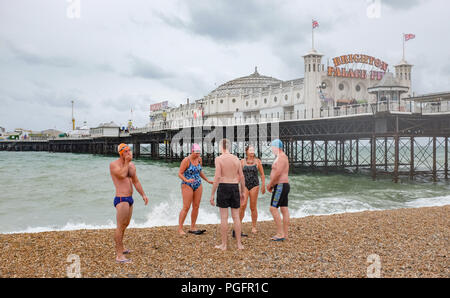 Brighton UK 26. August 2018 - Mitglieder von Brighton Swimming Club genießen Sie ihr tägliches Schwimmen trotz Wind und Regen da schlechtes Wetter fegt über der Südküste heute, aber die Prognose ist für es für August Bank Holiday Montag Foto von Simon Dack Credit: Simon Dack/Alamy Leben Nachrichten: Simon Dack/Alamy Leben Nachrichten zu verbessern. Stockfoto