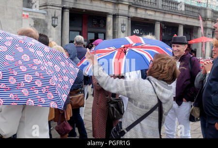 Brighton UK 26. August 2018 - Die Zeit in Brighton Seafront Da schlechtes Wetter fegt über der Südküste heute, aber die Prognose ist für es für August Bank Holiday Montag Foto von Simon Dack Credit: Simon Dack/Alamy Leben Nachrichten: Simon Dack/Alamy Leben Nachrichten zu verbessern. Stockfoto