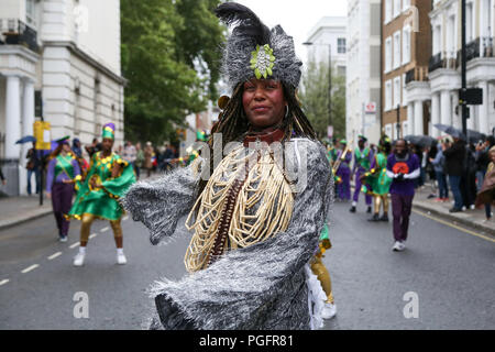 London, Großbritannien. 26. August 2018. Nachtschwärmer und Karnevalisten genießen Family Day am ersten Tag der Notting Hill Carnival. Das ist eine jährliche Feier der Karibik Londons Gemeinschaften, ihre Kultur und Traditionen, welche Orte findet über zwei Tage und verfügt über eine Parade und live Musik, Reggae, Dub und Salsa. Der Karneval ist in seinem 52. Jahr und über eine Million Menschen werden erwartet. Credit: Dinendra Haria/Alamy leben Nachrichten Stockfoto