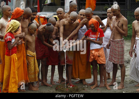 Kathmandu. 26 Aug, 2018. Jungen Hindu Priester führen Sie ein Ritual während der janai Purnima Festival auf dem Pashupatinath Tempel in Kathmandu, Nepal am 12.08.26., 2018. Während dieses Festivals, Hindus nehmen heiliges Bad und jährliche Änderung der Janai, einem heiligen Baumwolle string um ihre Brust getragen oder Band am Handgelenk, in der Überzeugung, dass es zu schützen und zu reinigen. Credit: Sulav Shrestha/Xinhua/Alamy leben Nachrichten Stockfoto