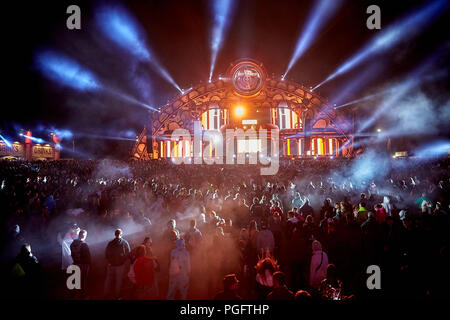 Nürburg, Deutschland. 26 Aug, 2018. Besucher der techno Festival 'Neue Horizonte' Tanz auf dem Nürburgring an den elektronischen Klängen von etwa 100 DJs. Quelle: Thomas Frey/dpa/Alamy leben Nachrichten Stockfoto