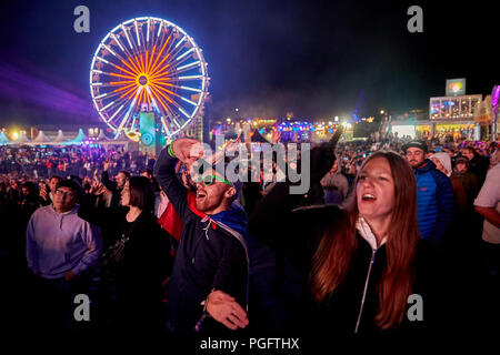 Nürburg, Deutschland. 26 Aug, 2018. Besucher der techno Festival 'Neue Horizonte' Tanz auf dem Nürburgring an den elektronischen Klängen von etwa 100 DJs. Quelle: Thomas Frey/dpa/Alamy leben Nachrichten Stockfoto