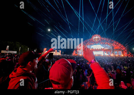 Nürburg, Deutschland. 26 Aug, 2018. Besucher der techno Festival 'Neue Horizonte' Tanz auf dem Nürburgring an den elektronischen Klängen von etwa 100 DJs. Quelle: Thomas Frey/dpa/Alamy leben Nachrichten Stockfoto