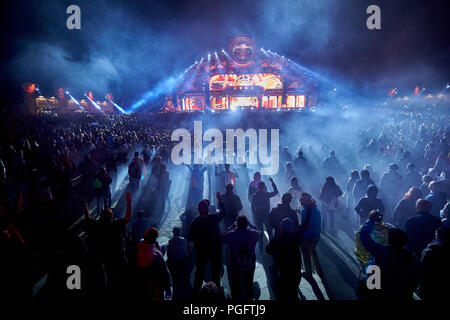 Nürburg, Deutschland. 26 Aug, 2018. Besucher der techno Festival 'Neue Horizonte' Tanz auf dem Nürburgring an den elektronischen Klängen von etwa 100 DJs. Quelle: Thomas Frey/dpa/Alamy leben Nachrichten Stockfoto