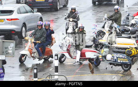Brighton UK 26. August 2018 - trotz des schlechten Wetters Mods mit ihren Rollern steigen auf Brighton Seafront heute als Teil ihrer Mods Weekender Ereignis. Jeden August Bank Holiday hunderte Mods aus dem ganzen Land steigen auf Brighton für ihre traditionelle Veranstaltung, die je nach Wetter umfasst eine Fahrt zum Strand Kopf durch den Film Quadrophenia Foto von Simon Dack Credit: Simon Dack/Alamy Live News inspiriert Stockfoto