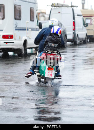 Brighton UK 26. August 2018 - trotz des schlechten Wetters Mods mit ihren Rollern steigen auf Brighton Seafront heute als Teil ihrer Mods Weekender Ereignis. Jeden August Bank Holiday hunderte Mods aus dem ganzen Land steigen auf Brighton für ihre traditionelle Veranstaltung, die je nach Wetter umfasst eine Fahrt zum Strand Kopf durch den Film Quadrophenia Foto von Simon Dack Credit: Simon Dack/Alamy Live News inspiriert Stockfoto