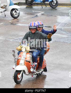 Brighton UK 26. August 2018 - trotz des schlechten Wetters Mods mit ihren Rollern steigen auf Brighton Seafront heute als Teil ihrer Mods Weekender Ereignis. Jeden August Bank Holiday hunderte Mods aus dem ganzen Land steigen auf Brighton für ihre traditionelle Veranstaltung, die je nach Wetter umfasst eine Fahrt zum Strand Kopf durch den Film Quadrophenia Foto von Simon Dack Credit: Simon Dack/Alamy Live News inspiriert Stockfoto