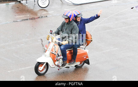 Brighton UK 26. August 2018 - trotz des schlechten Wetters Mods mit ihren Rollern steigen auf Brighton Seafront heute als Teil ihrer Mods Weekender Ereignis. Jeden August Bank Holiday hunderte Mods aus dem ganzen Land steigen auf Brighton für ihre traditionelle Veranstaltung, die je nach Wetter umfasst eine Fahrt zum Strand Kopf durch den Film Quadrophenia Foto von Simon Dack Credit: Simon Dack/Alamy Live News inspiriert Stockfoto