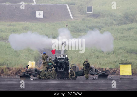 Gotemba, Japan. 26 Aug, 2018. Einheiten von Japan Masse Selbstverteidigungsstreitkräfte beteiligen sie sich an einem jährlichen live-fire militärischen Drill in Gotemba der Präfektur Shizuoka, Japan, am 12.08.26., 2018. Credit: Du Xiaoyi/Xinhua/Alamy leben Nachrichten Stockfoto