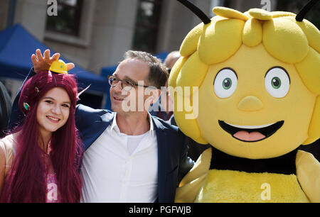 Berlin, Deutschland. 26 Aug, 2018. Außenminister Heiko Maas (SPD) Scherz mit einem Schmetterling Schauspielerin (l) und eine Biene Maskottchen bei der Bundesregierung Tag der Offenen Tür im Protokoll des Auswärtigen Amtes. Foto: Ralf Hirschberger/dpa/Alamy leben Nachrichten Stockfoto