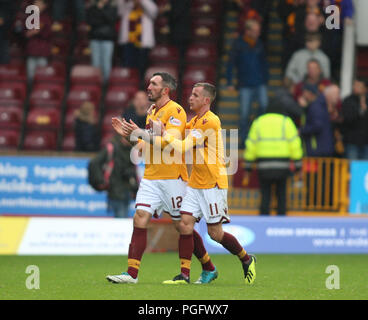 Fir Park Stadium, Motherwell, Großbritannien. 26 Aug, 2018. Ladbrokes Premiership Fußball, Motherwell gegen Rangers; Ryan Bowman und Elliot Freier von Motherwell begrüßen die Fans Quelle: Aktion plus Sport/Alamy leben Nachrichten Stockfoto