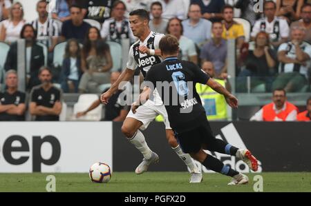 Turin, Italien: 25. August 2018. Cristiano Ronaldo (Juventus Turin) und Luca Leiva (Lazio Rom) Während der Italienischen Meisterschaft in der Serie A zwischen Juventus Turin und Lazio Roma bei der Allianz Stadion in Turin, Italien, am 25. August 2018 - Bild von Laurent Lairys/DPPI Credit: Laurent Lairys/Agence Locevaphotos/Alamy leben Nachrichten Stockfoto