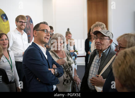 Berlin, Deutschland. 26 Aug, 2018. Außenminister Heiko Maas (SPD, 3-L) spricht zu Besucher in seinem Büro bei der Bundesregierung, den Tag der Offenen Tür. Foto: Ralf Hirschberger/dpa/Alamy leben Nachrichten Stockfoto