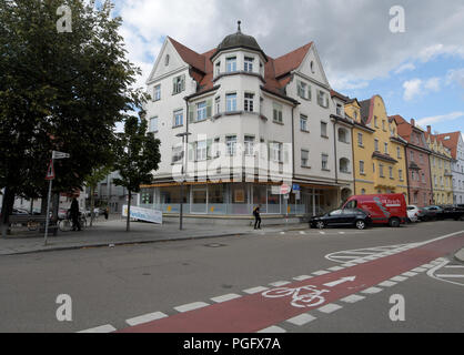 Neu-Ulm, Deutschland. 26 Aug, 2018. Autos vor einer Reihe von Häusern geparkt. Dort lebt die Familie von Mesale Tolu. Der Journalist Tolu, der aus Ulm kommt, wurde in der Türkei auf Kosten des Terrorismus festgenommen. Quelle: Stefan Puchner/dpa/Alamy leben Nachrichten Stockfoto