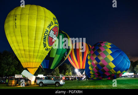 Strathaven, Schottland, 25. Aug 2018. "Die Glut" an der International Balloon Festival ist eine magische Szene von Licht und Farbe Ausleuchten der Nachthimmel mit blinkt von den Brennern der gefesselte Ballone im John hastie Park in Strathaven, Schottland. Kredit George Robertson/Alamy leben Nachrichten Stockfoto