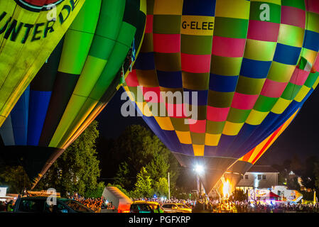 Strathaven, Schottland, 25. Aug 2018. "Die Glut" an der International Balloon Festival ist eine magische Szene von Licht und Farbe Ausleuchten der Nachthimmel mit blinkt von den Brennern der gefesselte Ballone im John hastie Park in Strathaven, Schottland. Kredit George Robertson/Alamy leben Nachrichten Stockfoto