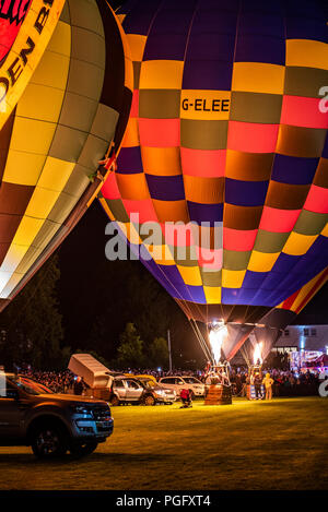 Strathaven, Schottland, 25. Aug 2018. "Die Glut" an der International Balloon Festival ist eine magische Szene von Licht und Farbe Ausleuchten der Nachthimmel mit blinkt von den Brennern der gefesselte Ballone im John hastie Park in Strathaven, Schottland. Kredit George Robertson/Alamy leben Nachrichten Stockfoto