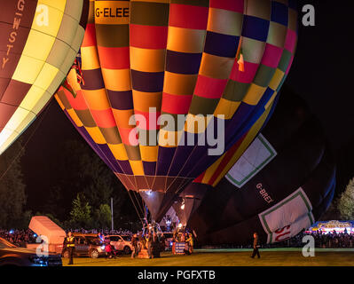 Strathaven, Schottland, 25. Aug 2018. "Die Glut" an der International Balloon Festival ist eine magische Szene von Licht und Farbe Ausleuchten der Nachthimmel mit blinkt von den Brennern der gefesselte Ballone im John hastie Park in Strathaven, Schottland. Kredit George Robertson/Alamy leben Nachrichten Stockfoto