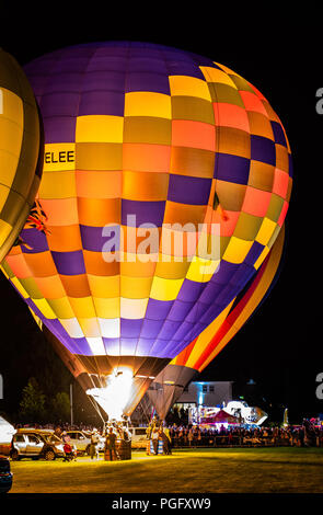 Strathaven, Schottland, 25. Aug 2018. "Die Glut" an der International Balloon Festival ist eine magische Szene von Licht und Farbe Ausleuchten der Nachthimmel mit blinkt von den Brennern der gefesselte Ballone im John hastie Park in Strathaven, Schottland. Kredit George Robertson/Alamy leben Nachrichten Stockfoto